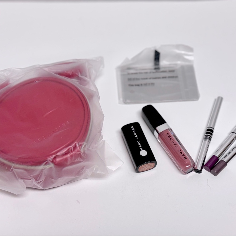 NWT- Marc Jacobs mini round bag with makeup set.